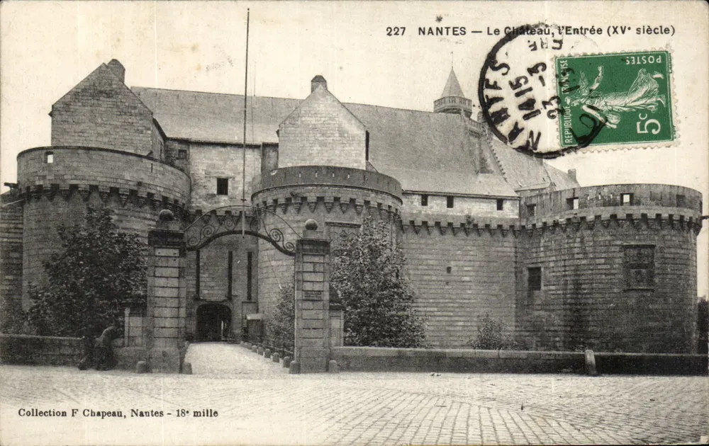 NANTES — O Castelo, a Entrada (século XV) — Coleção F Chapeau, Nantes - 18e mille - Frente