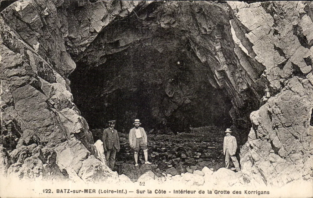 Batz-sur-Mer (Loire-Inf.) — An der Küste — Innenansicht der Grotte der Korrigans — R. Chapeau, Nantes, n°122 - Vorderseite