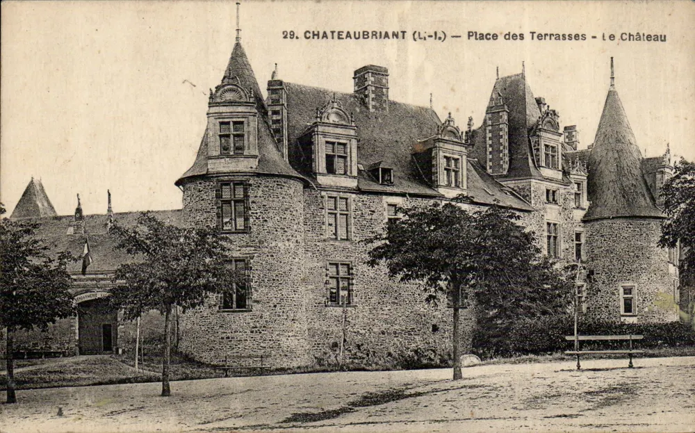 Châteaubriant (Loire-Atlantique) — Place des Terrasses — Das Schloss - Vorderseite