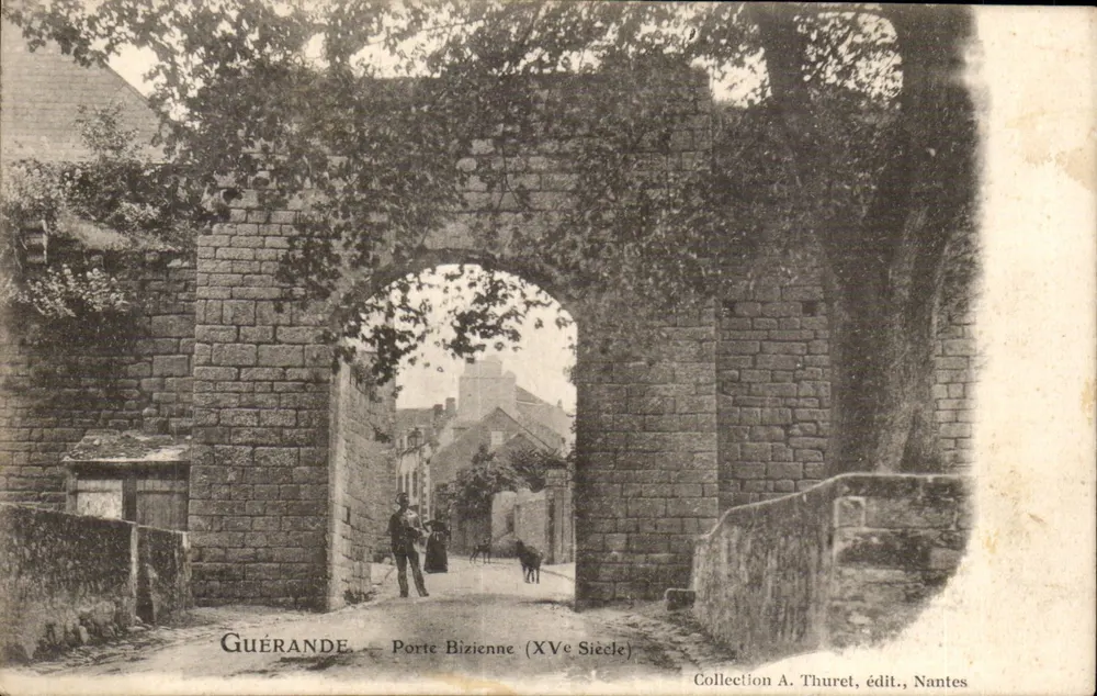 Guérande — Porta Bizienne (século XV) — Coleção A. Thuret, editor, Nantes - Frente
