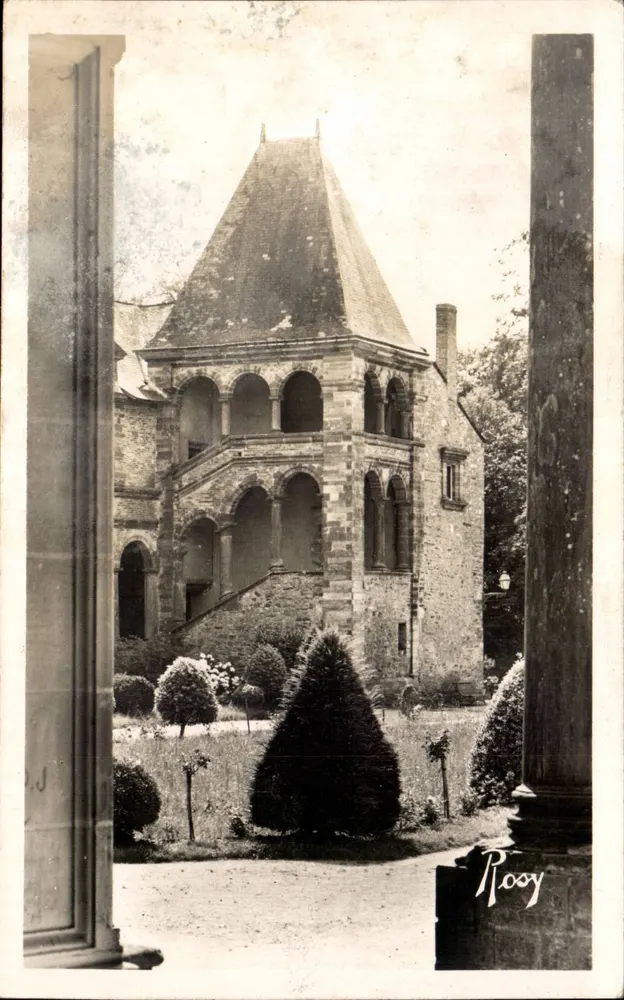 Châteaubriant (Loire-Inf.) — Der Treppenpavillon des Renaissance-Schlosses — F. Chapeau, Nantes - Vorderseite