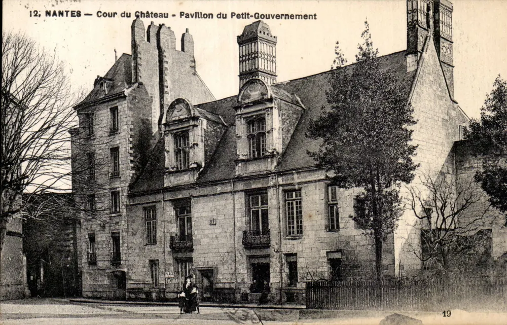 NANTES — Cour du Château — Pavillon du Petit-Gouvernement — Verleger F. Chapeau, n°12 - Vorderseite