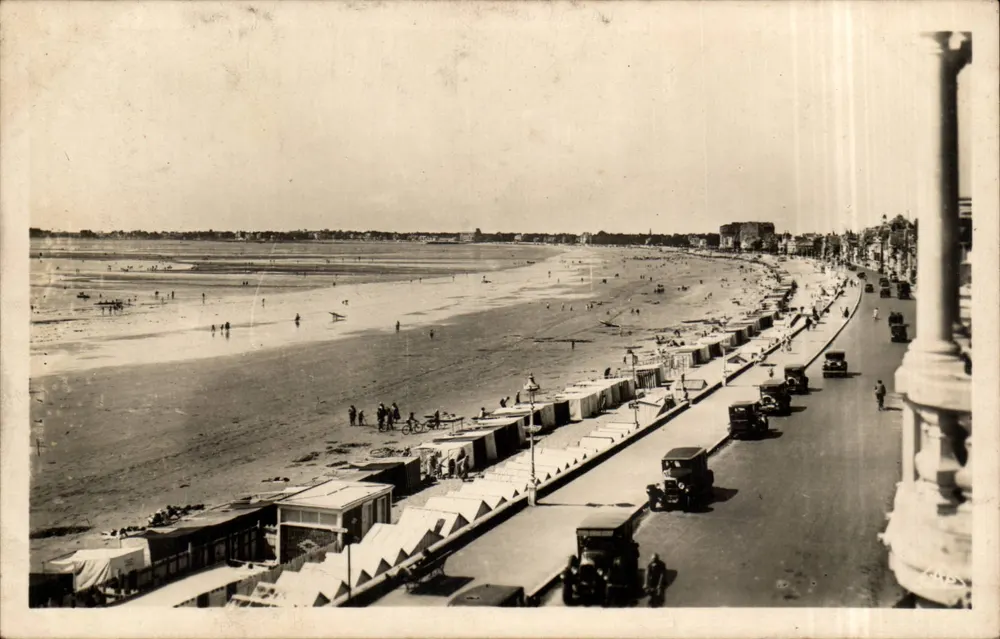 La Baule — Allgemeiner Blick auf den Strand in Richtung Pouliguen — REAL-PHOTO C.A.P. - Vorderseite