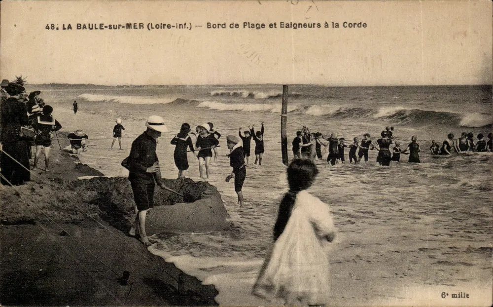 LA BAULE-sur-MER (Loire-Inf.) — Strandufer und Kinder, die an der Schnur spielen — 6. Meile - Vorderseite