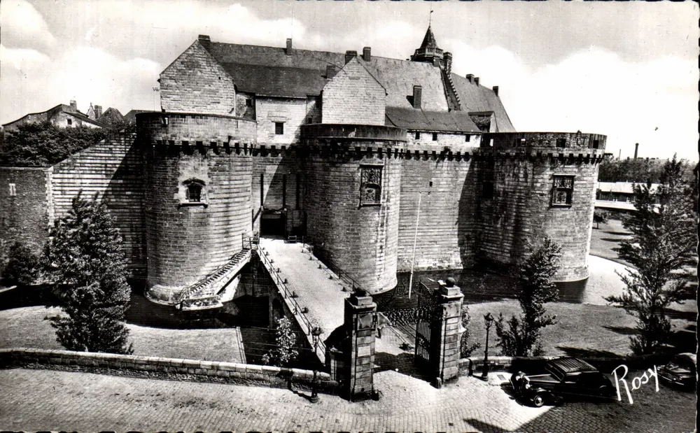 Schloss der Herzöge von Bretagne — Seite des Eingangs — F. Chapeau, Nantes - Vorderseite
