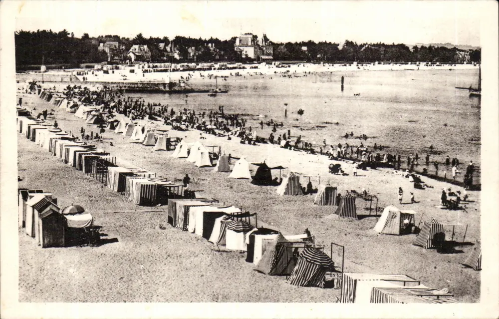 A Praia em Le Pouliguen — vista animada com cabines de praia — editor: Les Arts Photomécaniques, n°2 - Frente
