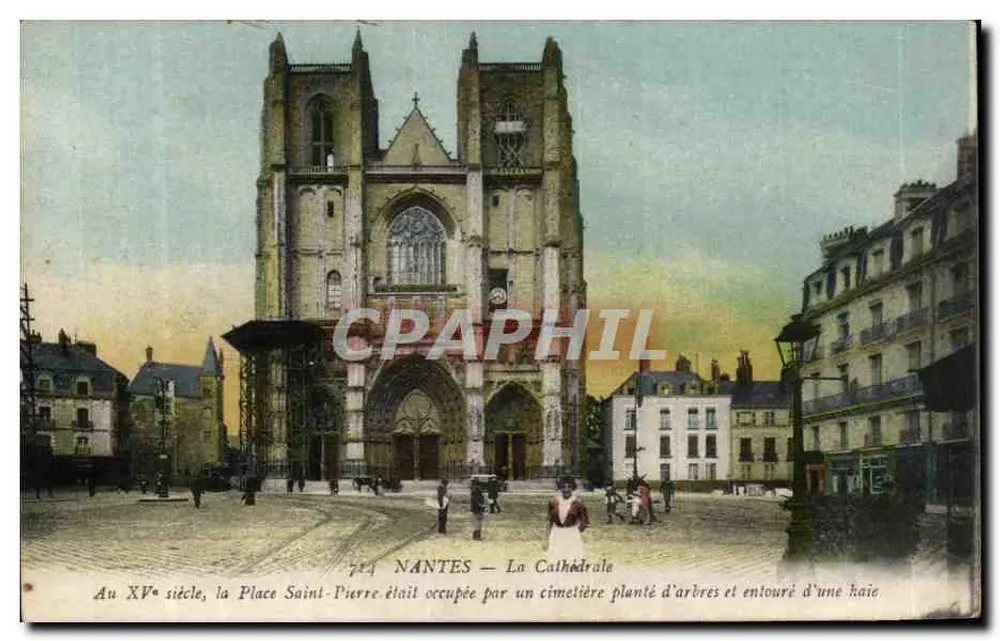 NANTES — A Catedral — No século XV, a Place Saint-Pierre era ocupada por um cemitério plantado de árvores e cercado por uma cerca - Frente