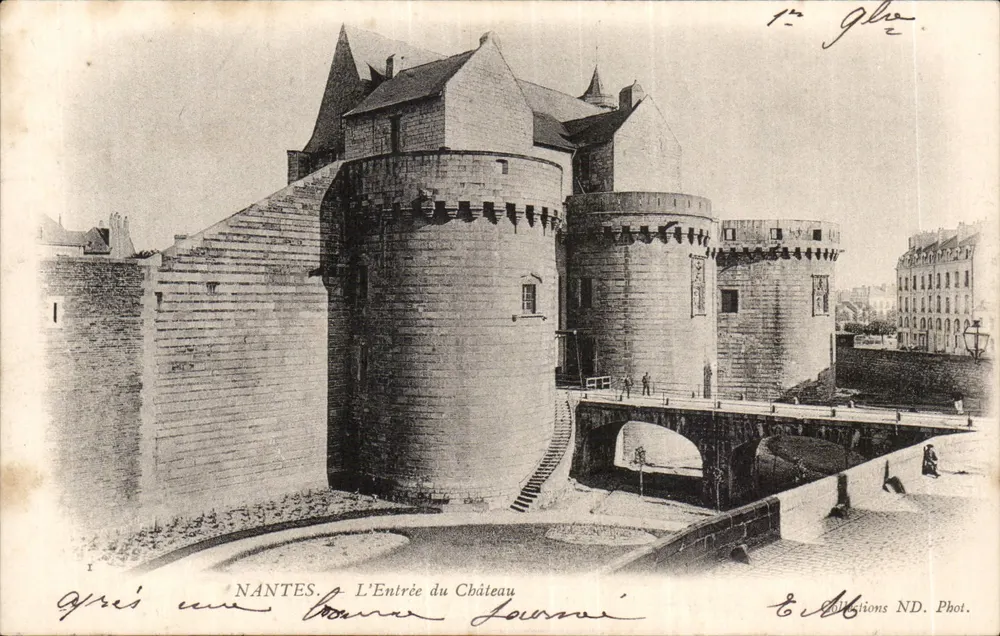 Nantes — Wejście do Zamek — Zbiory ND. Fot. - Awers