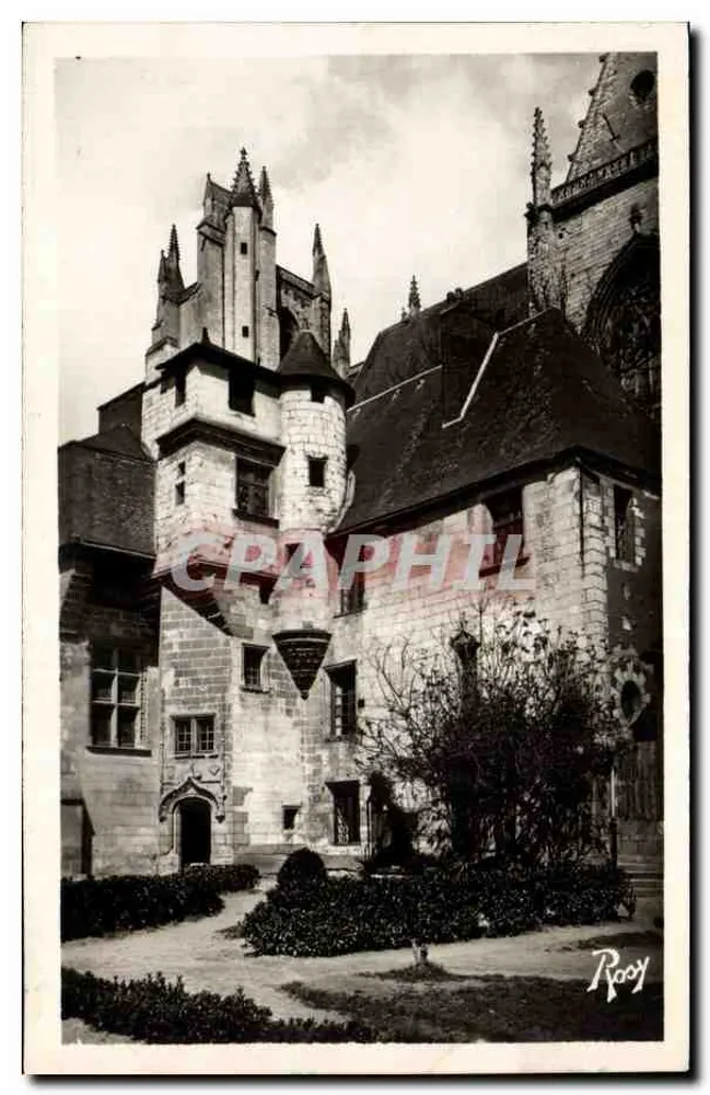 Castelo de Rooy — vista do claustro e da torre — Rooy - Frente