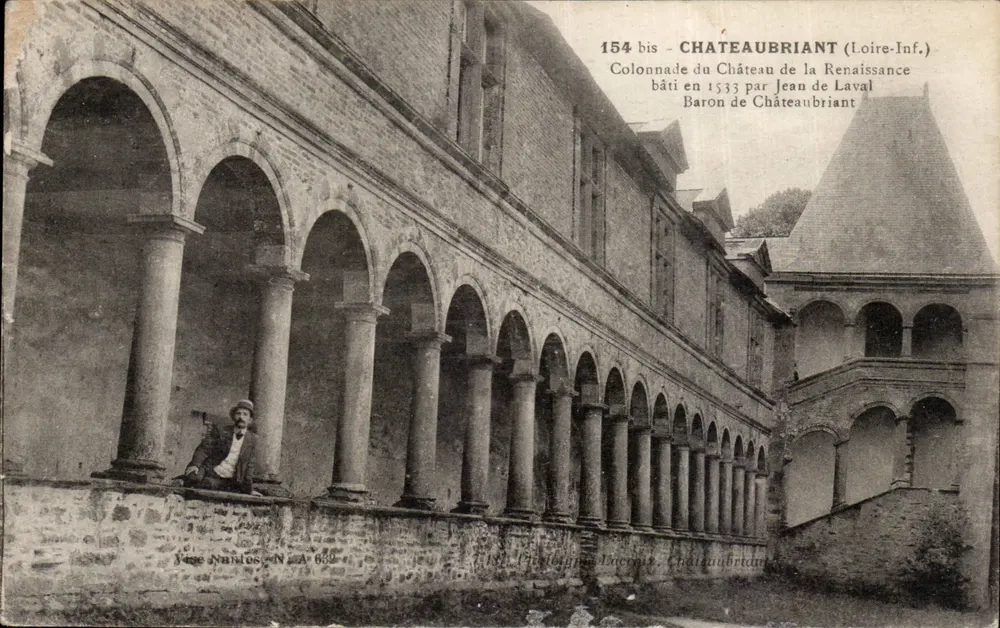Châteaubriant (Loire-Inf.) — Colunata do Castelo da Renascença — construído em 1533 por Jean de Laval - Frente