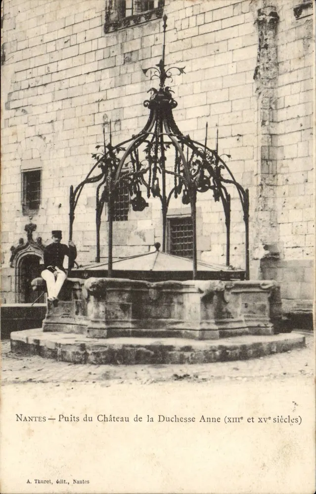 NANTES — Brunnen des Schlosses der Herzogin Anne (13. und 15. Jahrhundert) — A. Thurel, Nantes - Vorderseite