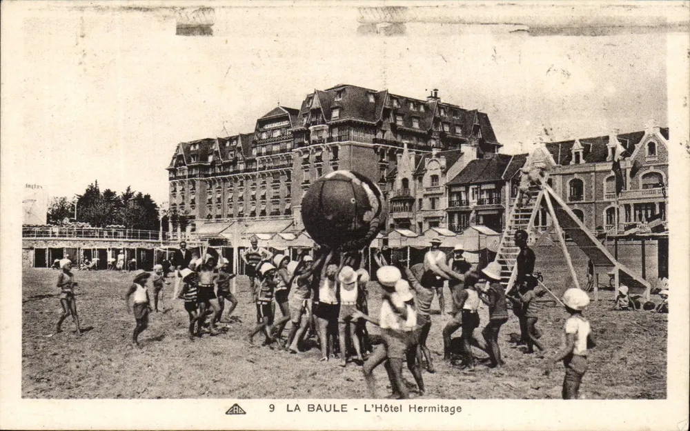 La Baule - O Hotel Hermitage — vista da praia com crianças brincando perto de um balão gigante — editor ARB, n°9 - Frente
