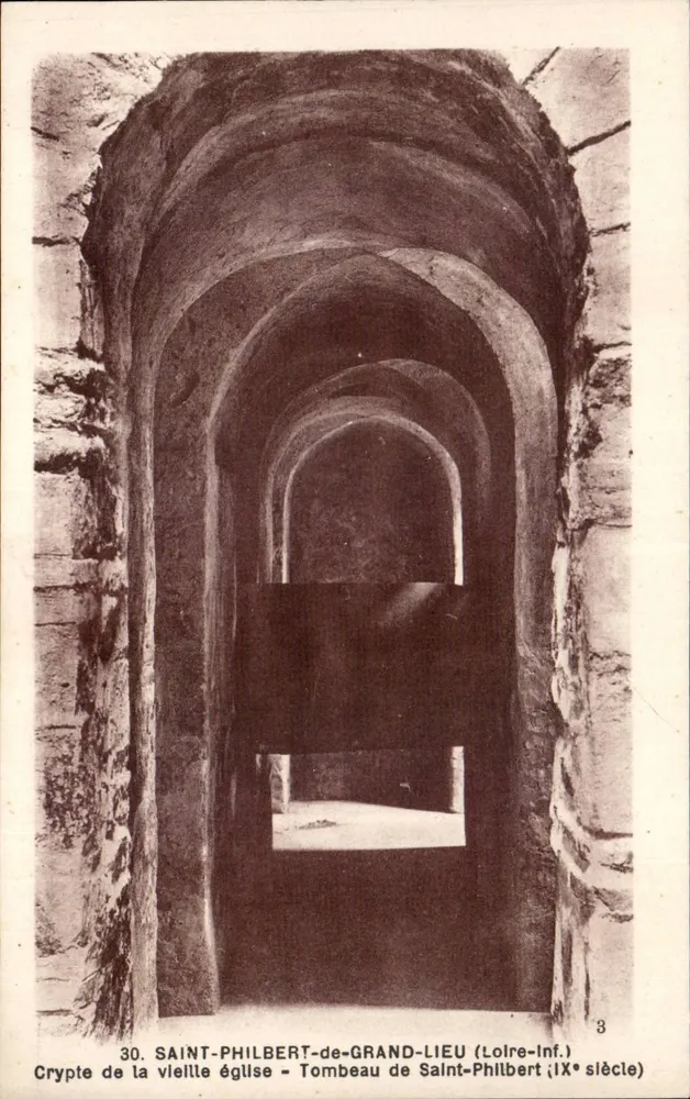 Krypta der alten Kirche - Grabmal des hl. Philbert (9. Jahrhundert) — SAINT-PHILBERT-DE-GRAND-LIEU (Loire-Inf.) - Vorderseite