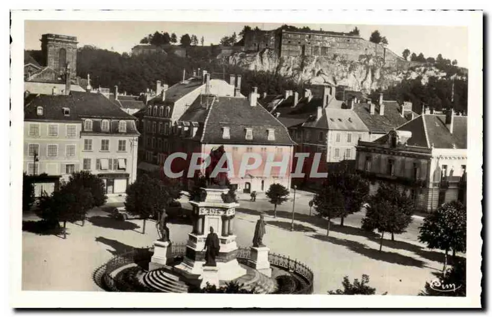 Place du Château — Panoramablick mit zentralem Denkmal — Verlag Craphil - Vorderseite
