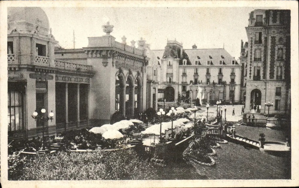 Vittel (Vosges) — Die Terrasse des Casinos und die Großen Hotels — Edition 'Buch der 6. Internationalen der Schlafwagen', B 16 - Vorderseite
