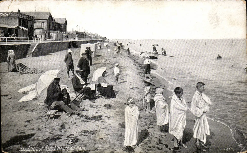 Luc-sur-Mer — Godzina kąpieli — Aqua Photo, L.V.A.C. - Awers