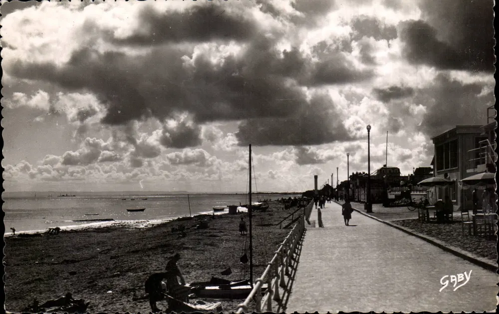 Luc-sur-Mer (Calvados) — Gegenlicht auf der Strandpromenade — Éditions Gaby - Vorderseite