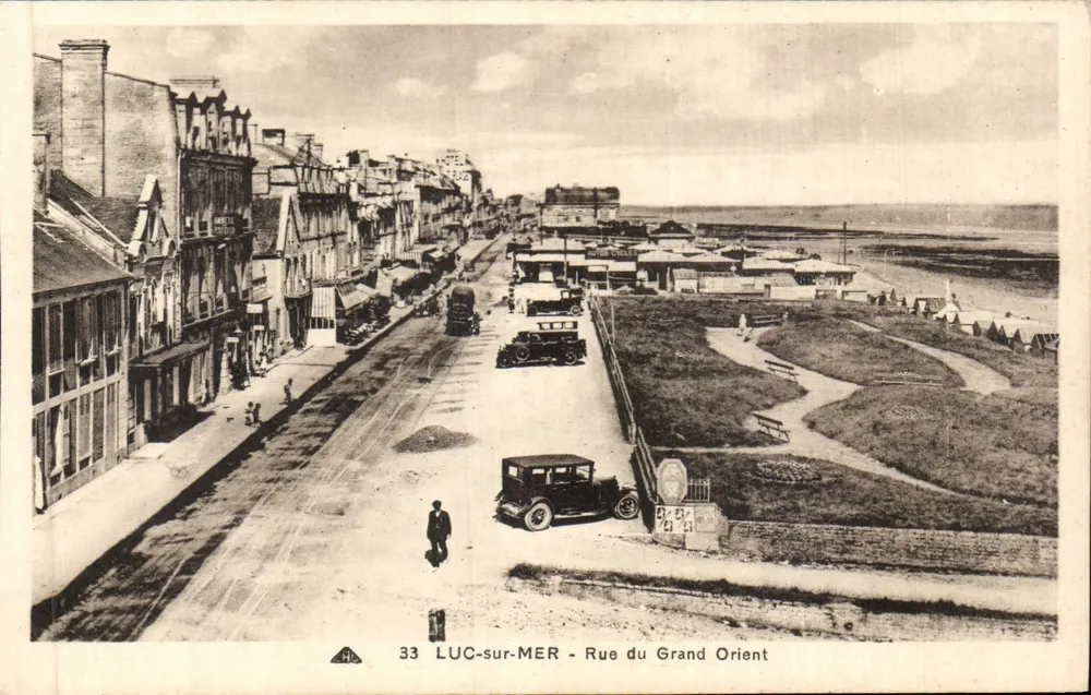 LUC-sur-MER - Rue du Grand Orient — visão da rua com carros e passeio costeiro — editor H. (n° 33) - Frente