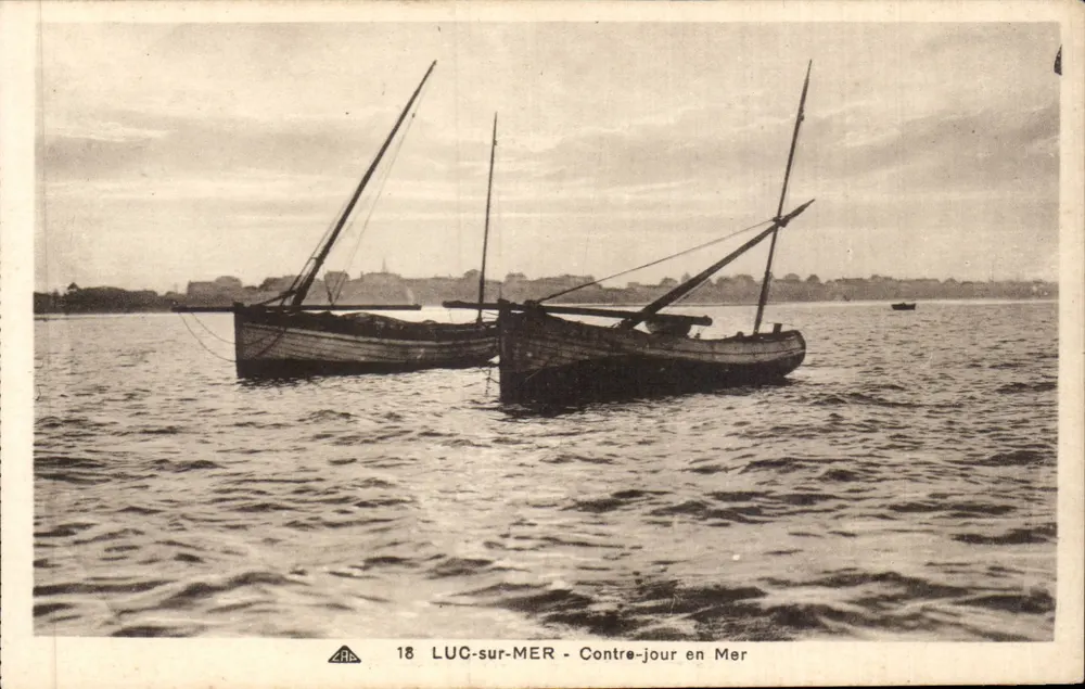 LUC-sur-MER - Contra-luz sobre o Mar — Bilhete postal antigo n°18, editor Bilhete postal antigo - Frente