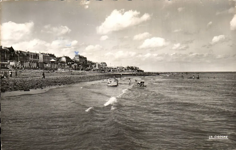 A Cegonha — Praia de Saint-Valery-sur-Mer — Editora A Cegonha - Frente