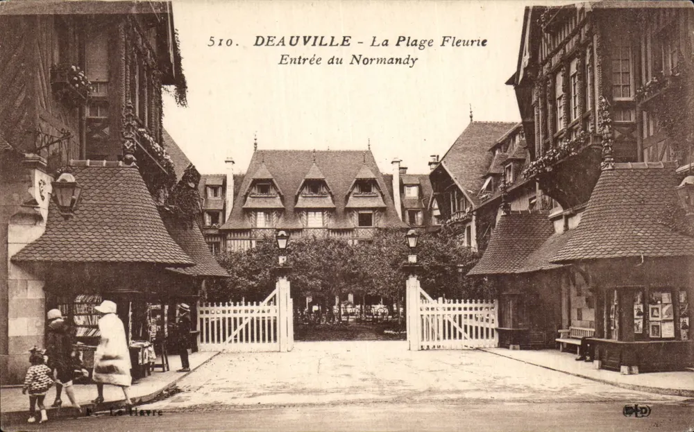 Deauville - Die blühende Strandpromenade — Eingang zum Normandy — Le Flavie, n°510 - Vorderseite