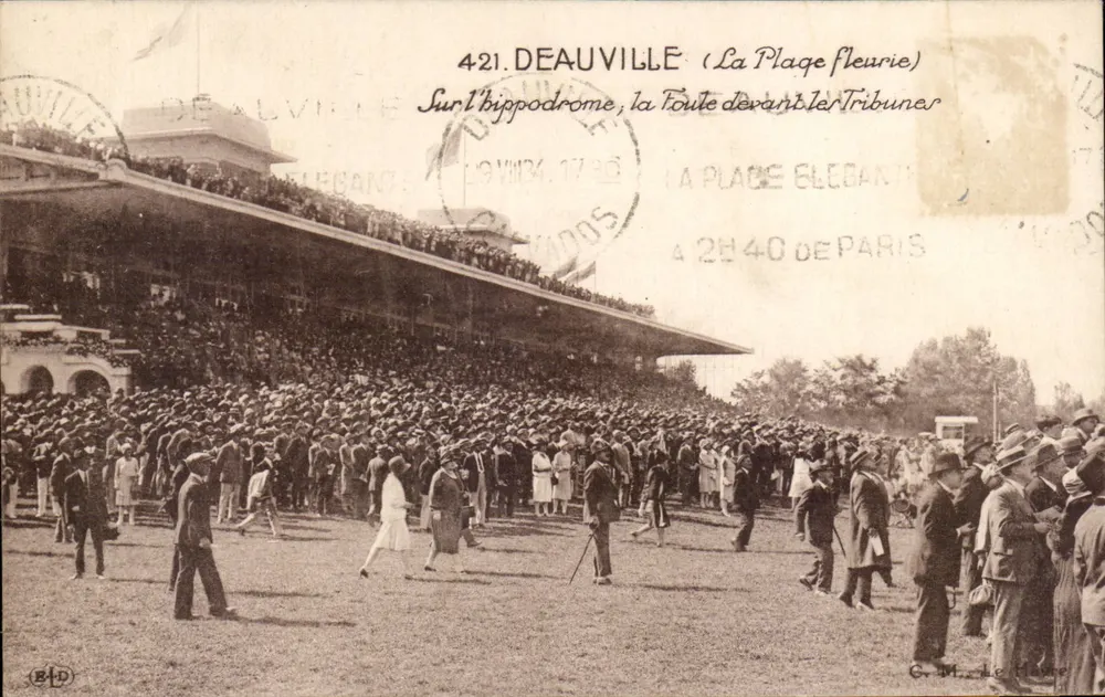 Deauville (Die blühende Strandpromenade) — Auf dem Rennplatz, die Menge vor der Tribüne — G.M. de Lappe, n°421 - Vorderseite