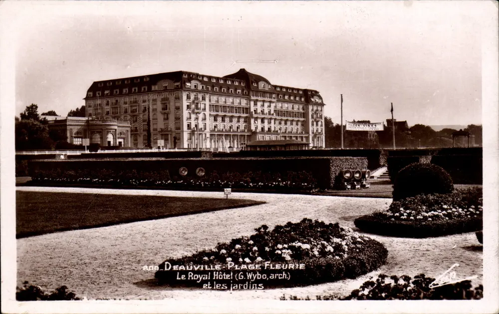 Deauville - Blühende Strandpromenade — Das Royal Hotel und die Gärten — G. Wybo, Arch. - Vorderseite