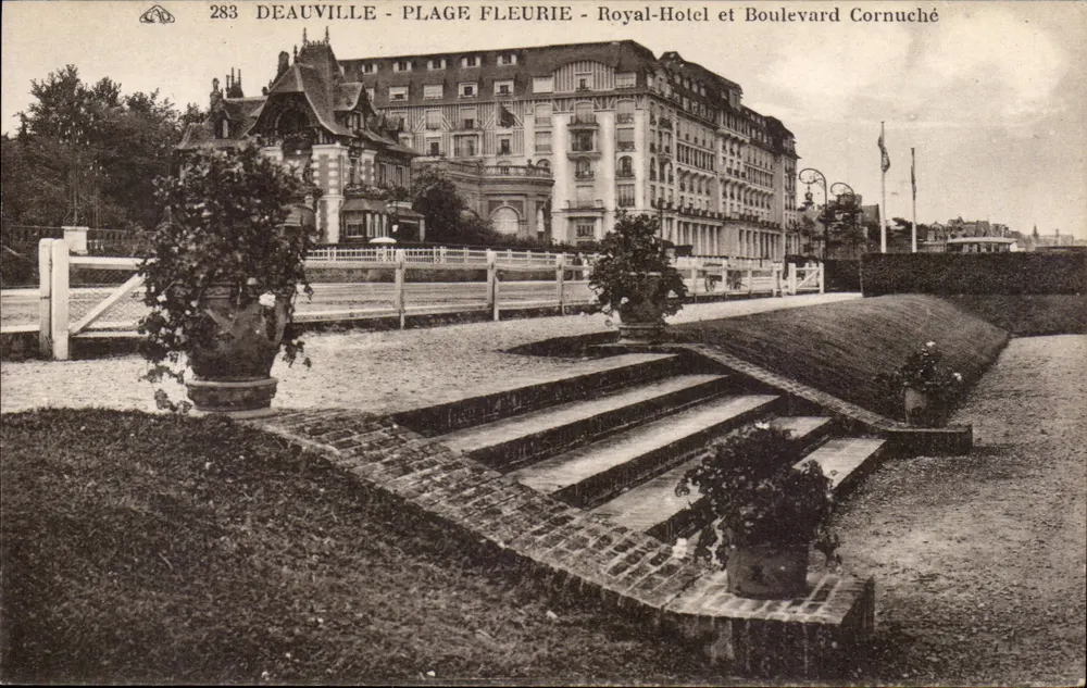 Deauville - Blütenstrand - Royal-Hôtel und Boulevard Cornuché - Vorderseite