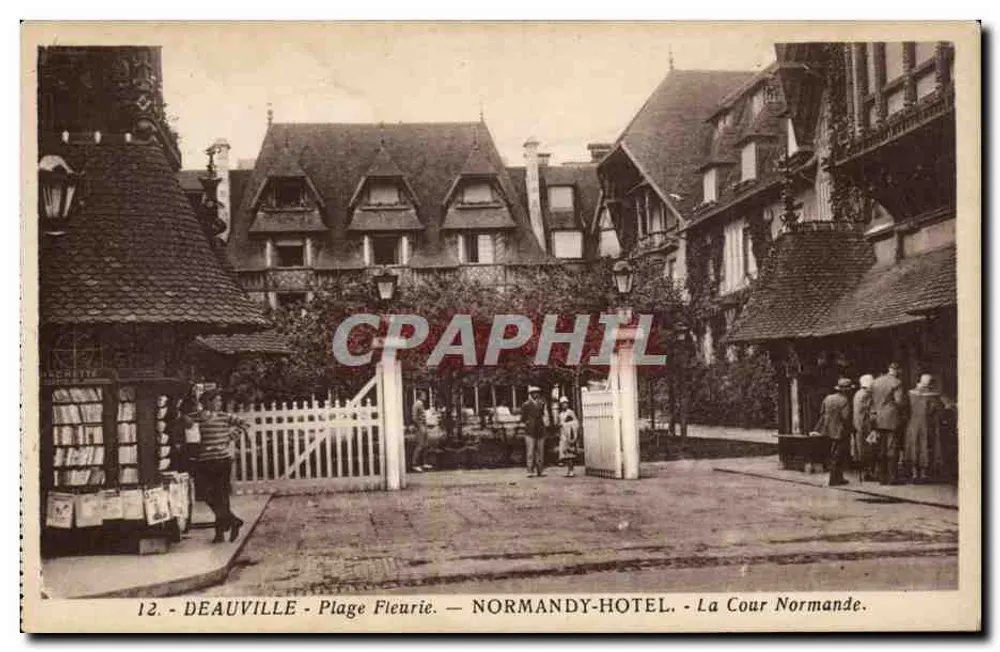 Deauville - Praia Florida — Hotel Normandy. A Cour Normande. - Frente