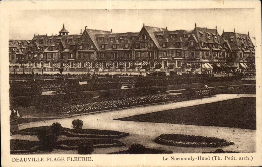 Deauville-Plage Fleurie — O Normandy-Hôtel (Th. Petit, arq.) - Frente
