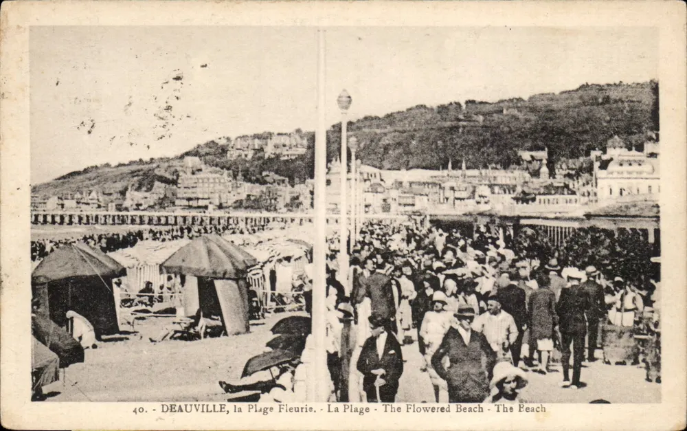 Deauville, a Praia das Flores — visão da praia animada — Edição 'La Cigogne', n°40 - Frente