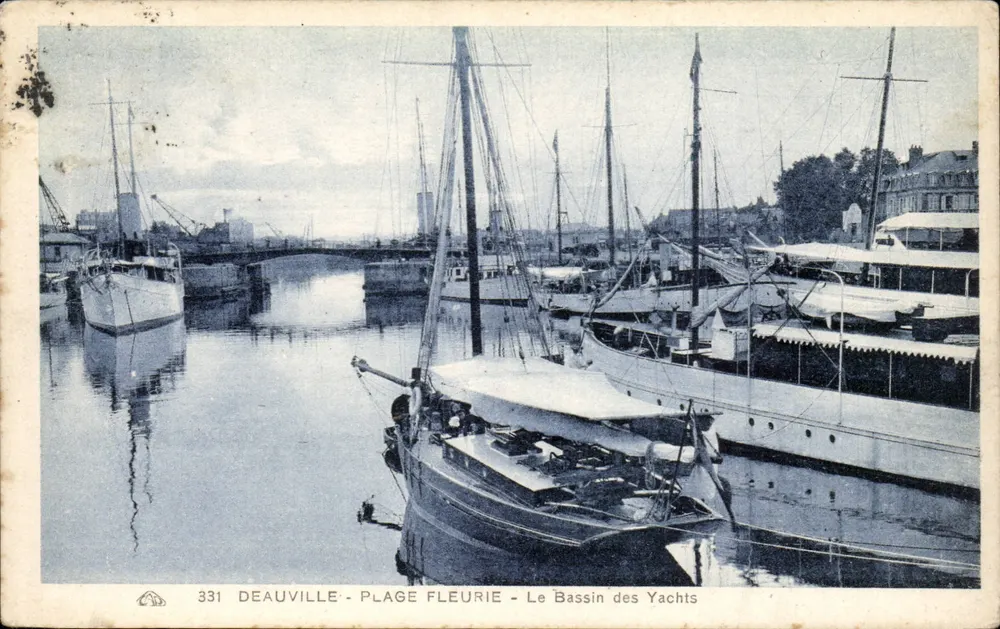Deauville - Blühende Strandpromenade - Yachtbasin — anonymer Verlag, n° 331 - Vorderseite