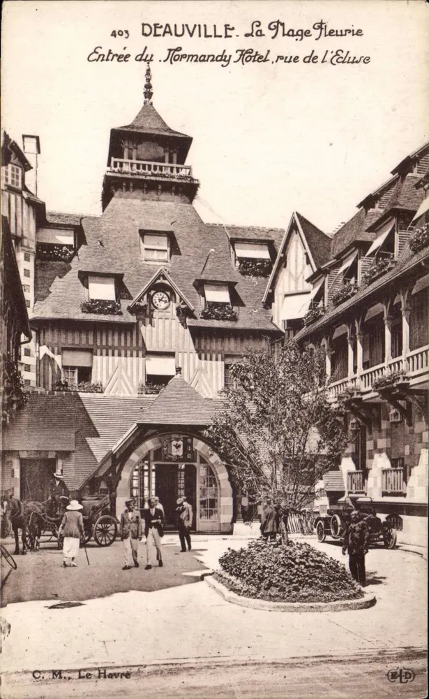 Deauville — Die blühende Strandpromenade — Eingang zum Normandy Hotel, rue de l'Éluse — C. M., Le Havre - Vorderseite