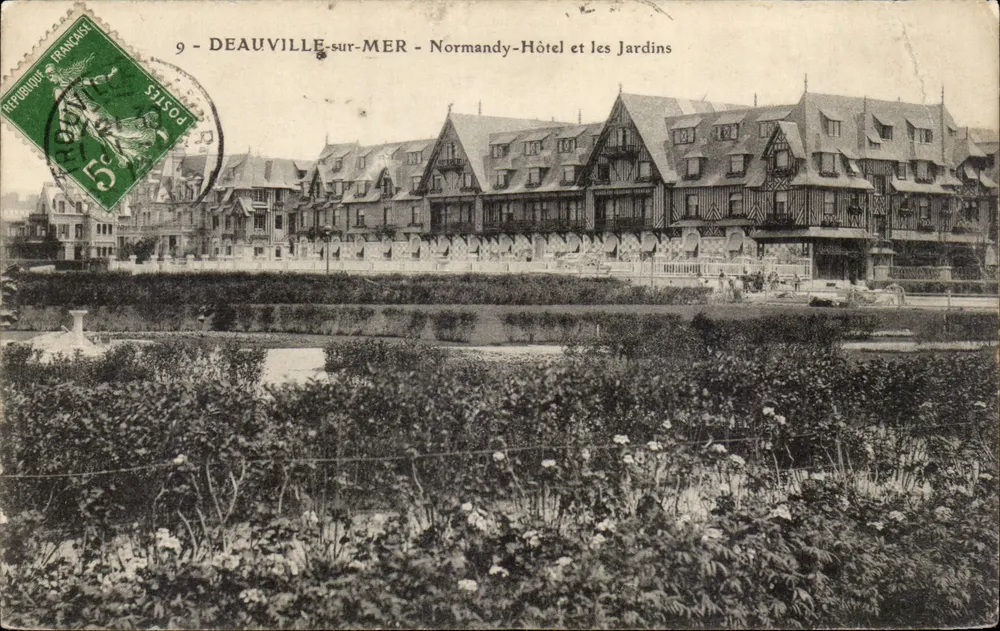 Deauville-sur-Mer - Normandie - Hotel und Gärten - Vorderseite