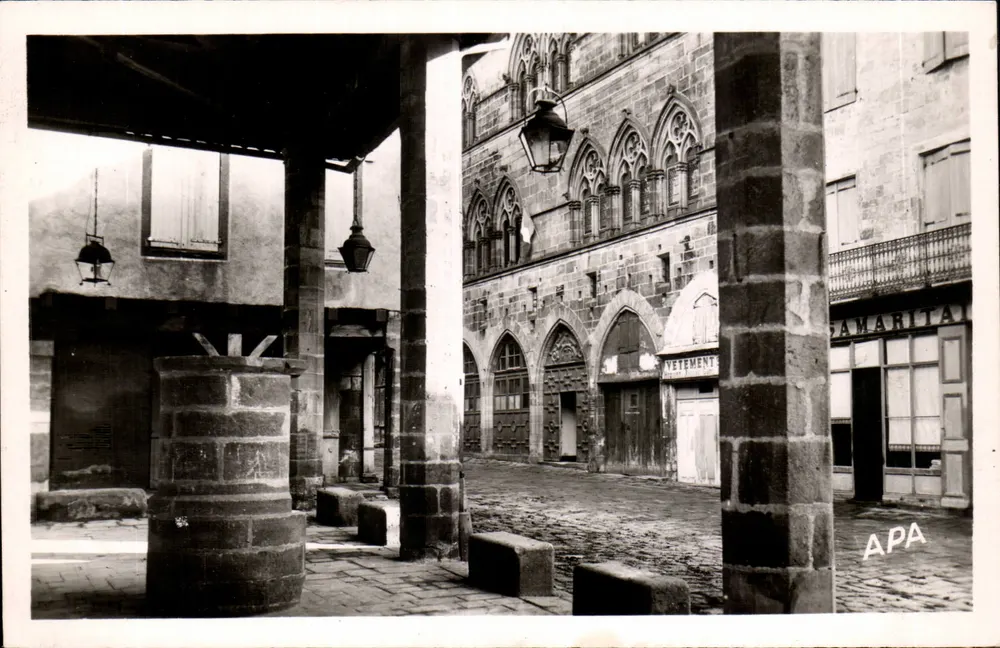Cordes-sur-Tarn — Poço da Halle e Casa do Grande Falcão — APA - Frente