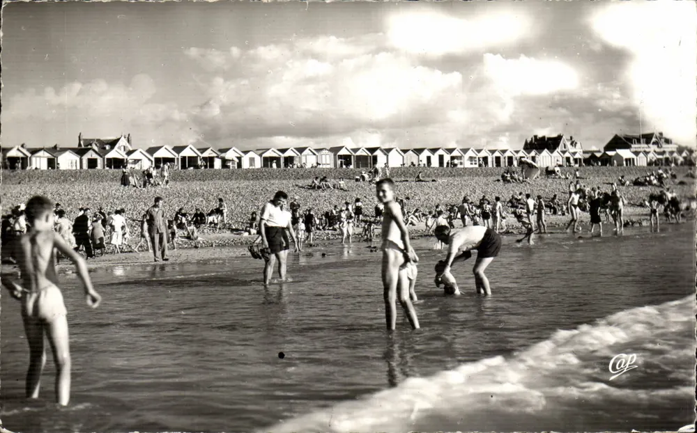 Strand von Dayeux-sur-Mer — Schwimmer und Strandhütten — Verlag Cap - Vorderseite