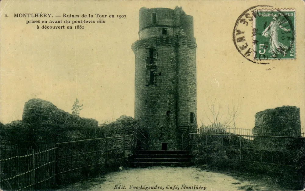Montlhéry — Ruinen der Turm aus dem Jahr 1907, aufgenommen von vor dem Schiebetor, das 1881 freigelegt wurde — Edit. Vve Legendre, Café, Montlhéry - Vorderseite
