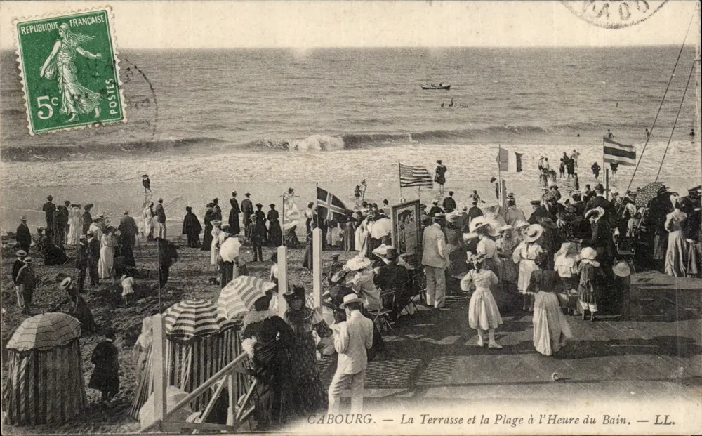 Cabourg — Die Terrasse und die Strandpromenade zur Badezeit — LL. - Vorderseite