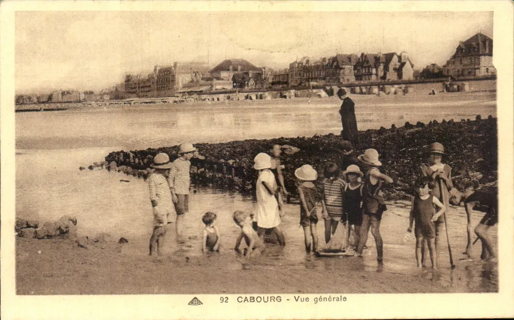 Cabourg - Vista geral — 92 — Editor: Atelier des Arts Photomécaniques, Cabourg - Frente