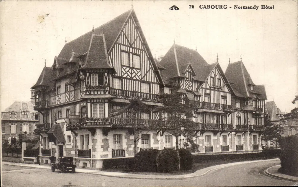 Cabourg - Normandia Hotel — Hotel com colmios — editor desconhecido, n° 26 - Frente