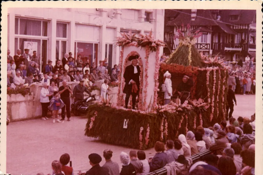 कैबौर्ग के फूलों के त्योहार - फूलों के अनुमति यात्रा के साथ न्यायाधीश के वस्त्र - अज्ञात छापकर्ता, श्रृंखला संख्या 1 - आगे