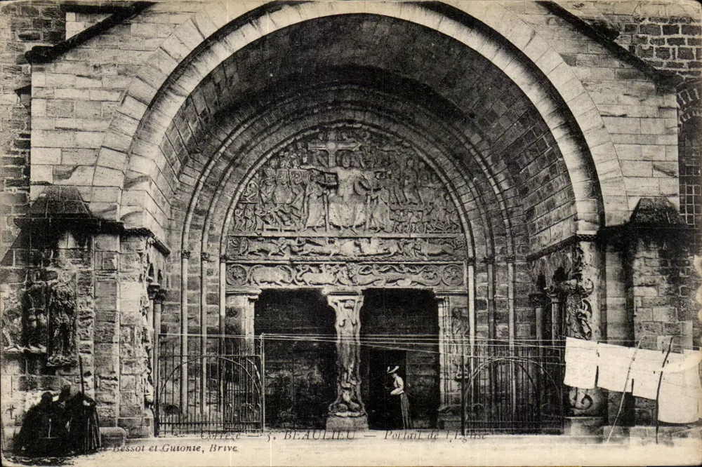 Beaulieu — Portal der Kirche — Bessot et Gutoine, Brive - Vorderseite