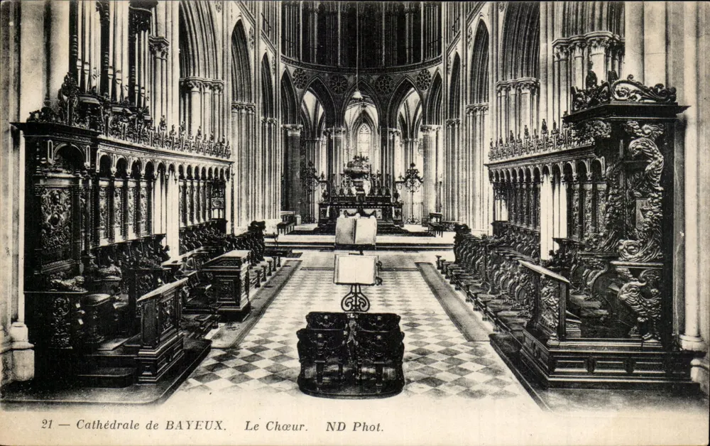 Catedral de Bayeux — O Coro — ND Phot. - Frente