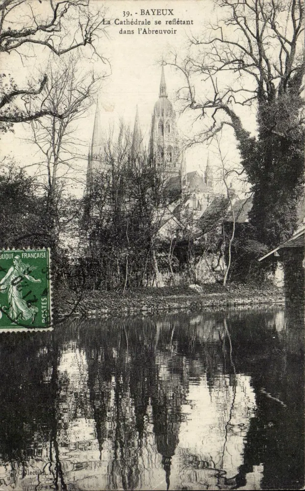 Bayeux — Die Kathedrale, die sich im Brunnen spiegelt — Sammlung P. - Vorderseite