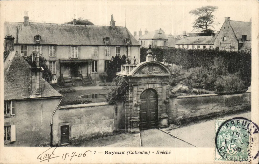 Bayeux (Calvados) - Arcebispo — vista da entrada e do jardim - Frente