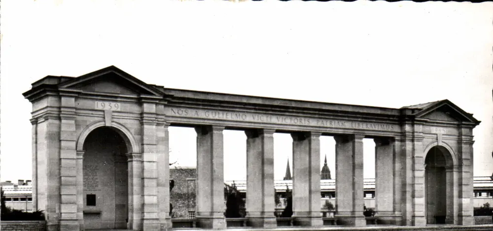 Gedenkstätte der Engländer — Bayeux — Verlag Goubey, Caen - Vorderseite