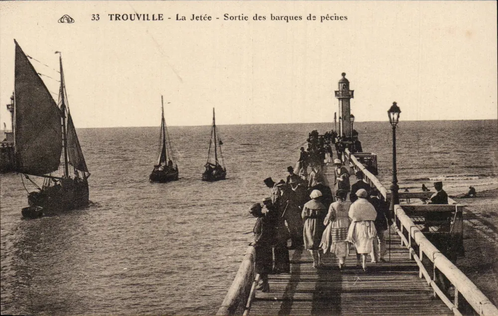 Trouville - A Dique - Saída das barcas de pesca - Frente