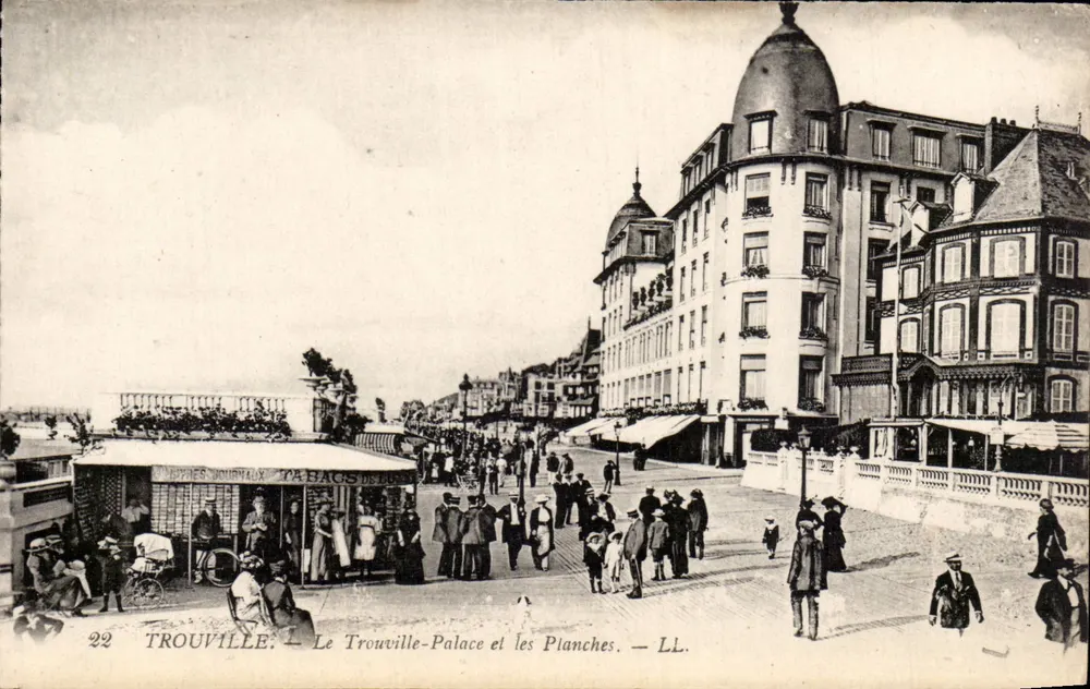 Trouville — Le Trouville-Palace und die Planches — LL. - Vorderseite