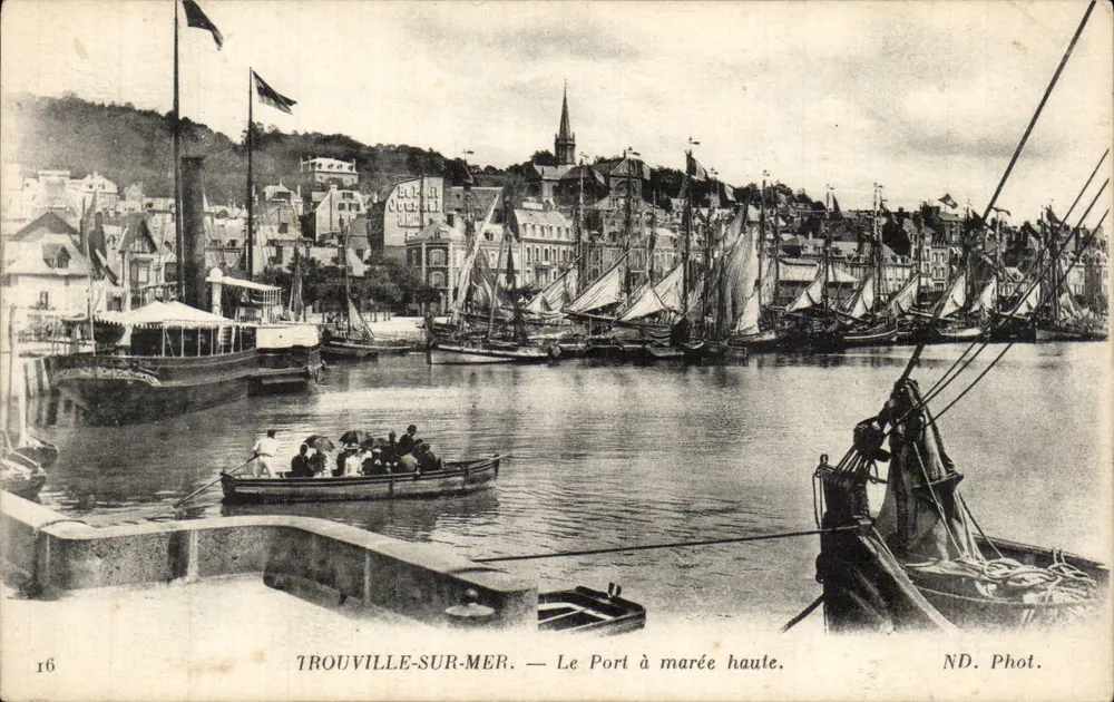 TROUVILLE-SUR-MER — O Porto com maré alta. ND. Fot. - Frente