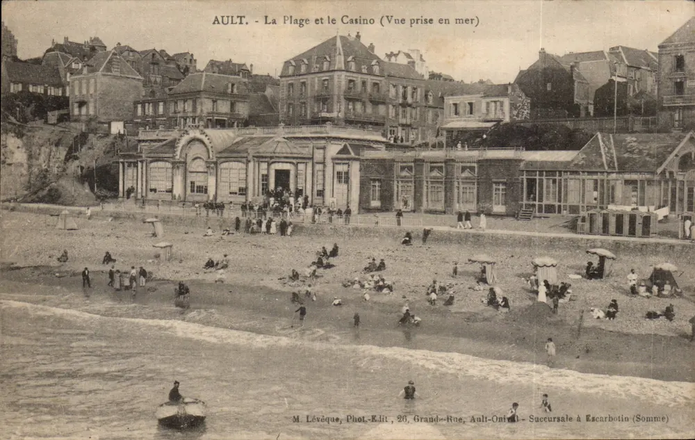 Ault — Die Strandpromenade und das Casino (Ansicht vom Meer) — M. Lévèque, Phot.-Edit, 26, Grande-Rue, Ault-Onival - Niederlassung in Escarbotin (Somme) - Vorderseite